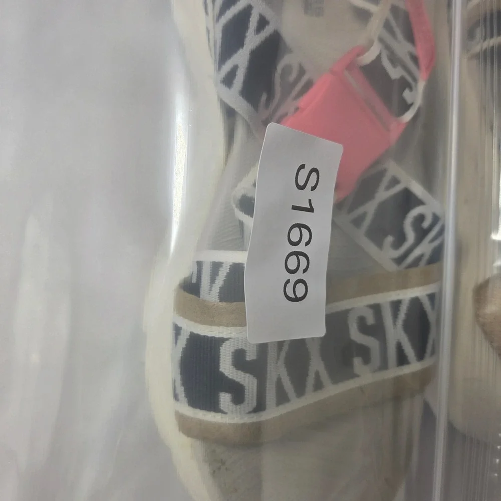 Skechers Max Cushioning Ultra Go Strappy Sandals Womens 8 White Black Pink SKX
